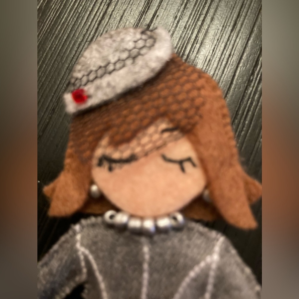 Lady unique pin - Picture 4 of 6